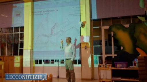 Corrado Valsecchi mentre spiega i disegni riguardanti le modifiche della viabilità alla Malpensata