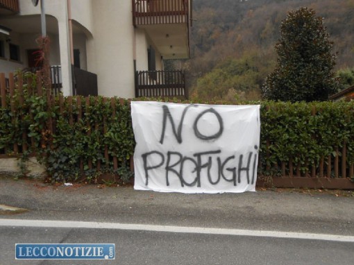 Lo striscione apparso sabato di fronte alla casa dove verranno accolti i richiedenti asilo