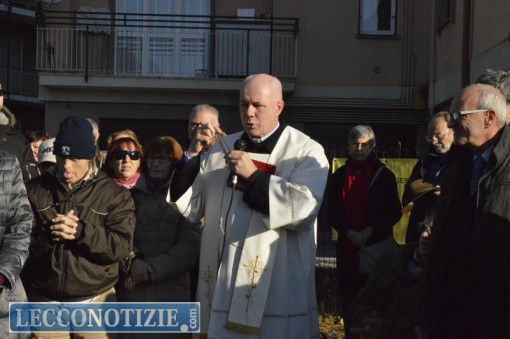 Al centro Don Maurizio