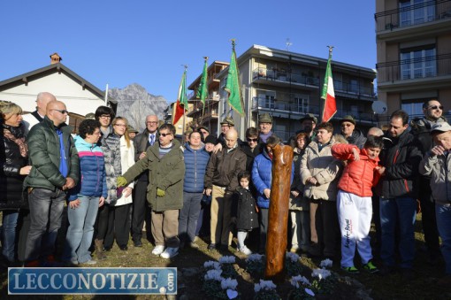 Il Gruppo Amici Lecco e gli alpini posano di fronte al primo tronco della Casa Gruppo Amici 