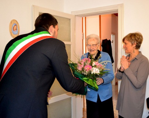 Sabato 5 dicembre: Piera Zucchi riceve l'omaggio floralea dal sindaco, Riccardo Fasoli, per il traguardo del secolo di vita.