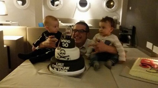 Dario con il figlio Jonathan e il nipote Diego di fronte alla sua torta di compleanno