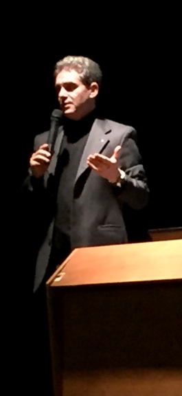 Il dottor Marco Missaglia durante il suo intervento a Colico.