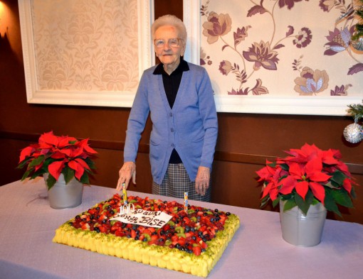 La centenaria mandellese Piera Zucchi martedì 8 dicembre a Molina con la torta di compleanno.