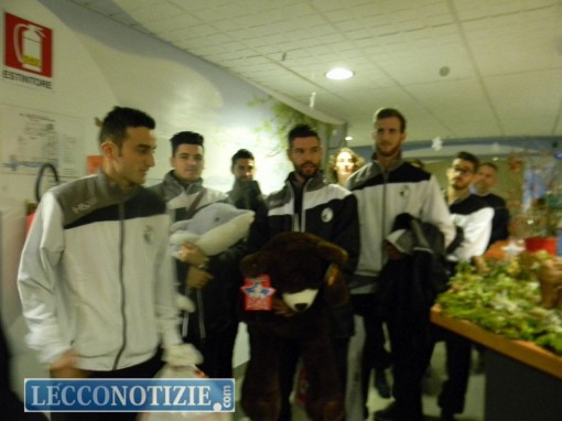 I giocatori bianconeri al loro arrivo nel reparto pediatrico