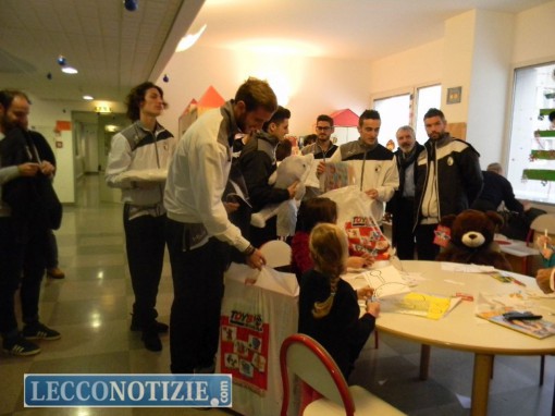I giocatori dell'Olginatese al loro arrivo in Pediatria