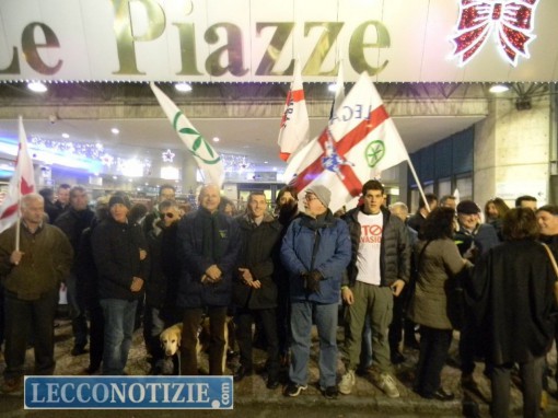 Il gruppo di leghisti che ha manifestato di fronte al centro commerciale "Le Piazze"
