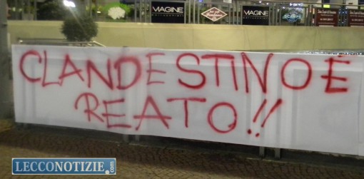 Uno degli striscioni esposti dalla Lega Nord durante la manifestazione