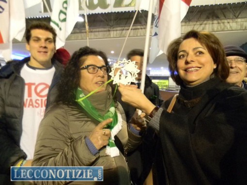 L'ex sindaco leghista Antonella Faggi mentre mostra con orgoglio un presepe