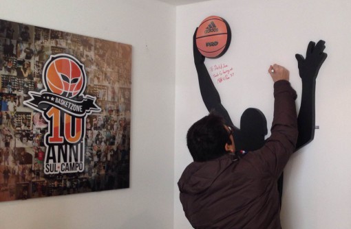 Flavio Tranquillo lascia la sua firma accanto a quella di Metta World Peace