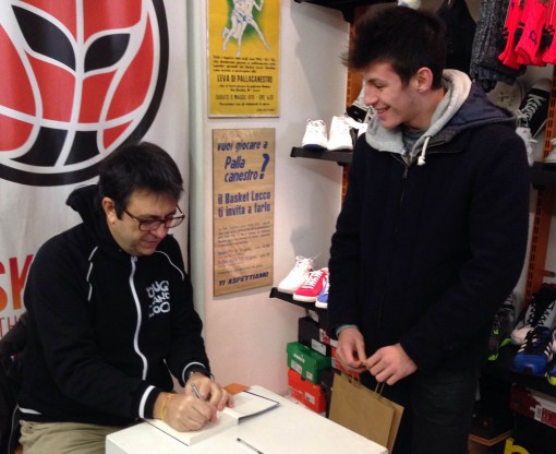 Flavio Tranquillo e un giovane fan lecchese