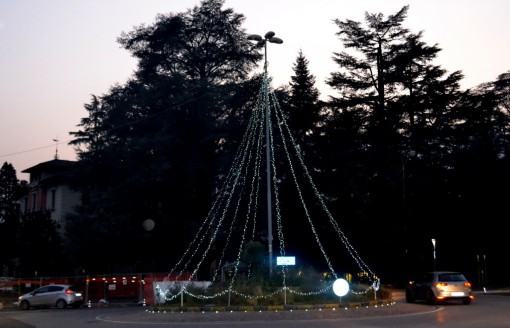 L'albero all'ingresso di Mandello con cui il Comune e gli esercenti augurano liete festività.
