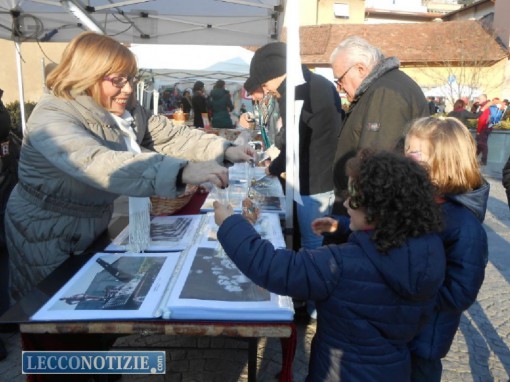 Tiziana Esposito, presidentessa ProLoco Calolziocorte, mentre regala degli orsetti