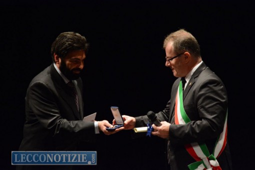 Il presidente di Oikos, Piero Ticozzi, premiato dal sindaco