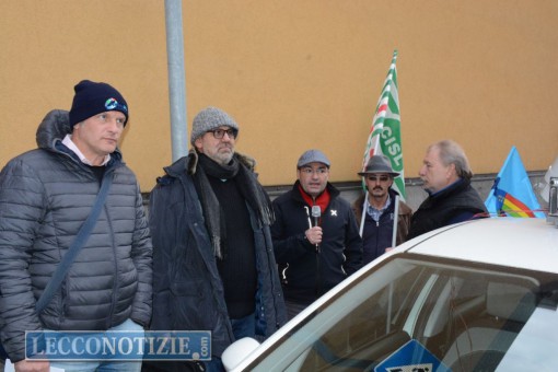 Gianluca Callina (Uil), Ignazio Verduzzo (Cisl) e Giuseppe Cantatore (Cgil) spiegano l'accordo ai lavoratori