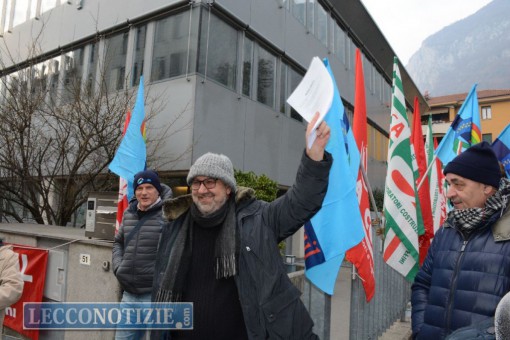 I sindacalisti mostrano ai lavoratori il verbale dell'accordo siglato con l''impresa