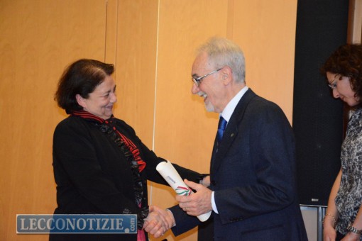 La consegna dell'onorificenza a Mario Nasatti