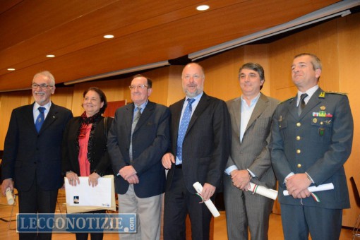 I cinque premiati con l'onorificenza insieme al prefetto Liliana Baccari