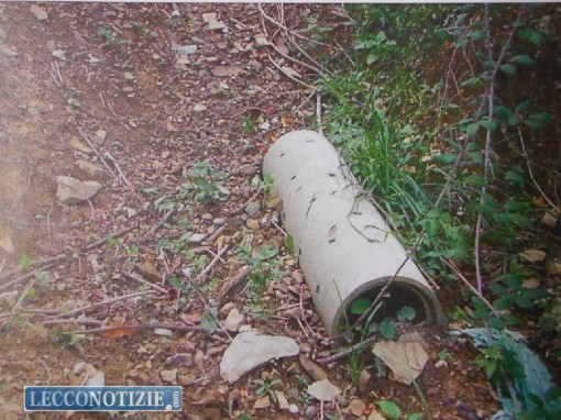 tratto di tubo in cls di raccolta delle acque stradali franato e finito sotto la scarpata stradale all'interno dell'area