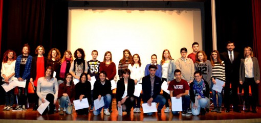 Sul palco del cineteatro comunale di Mandello le ragazze e i ragazzi che ieri sera hanno ricevuto le borse di studio per l'anno scolastico 2014-2015.