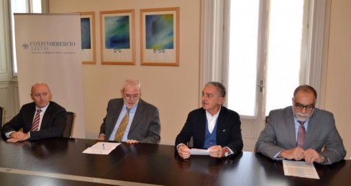 La conferenza stampa di venerdì 18 dicembre in Confcommercio Lecco. Da sinistra il direttore Alberto Riva, il presidente Peppino Ciresa, il vicepresidente del Fondo di garanzia, Sergio Colombo, e il direttore Maurizio Macaione.