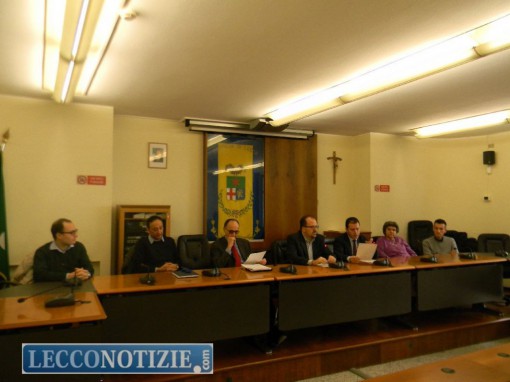 Rappresentanti delle amministrazioni comunali e della Provincia a Villa Locatelli per la firma dell'accordo economico