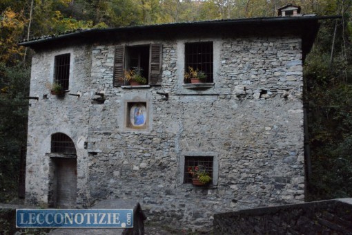 L'esterno dell'antico mulino, situato lungo il sentiero per il castello di Vezio