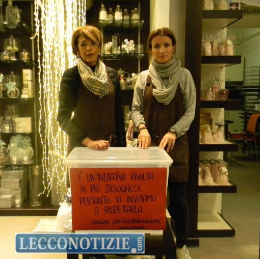 La cesta che contiene i sacchetti di pane invenduto messo in regalo