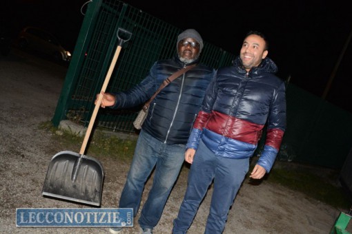 La pala offerta al sindaco Brivio, a simboleggiare la volontà dei migranti di mettersi al servizio della città