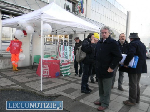 Il banchetto allestito questa mattina fuori dalla sede Cisl di Lecco