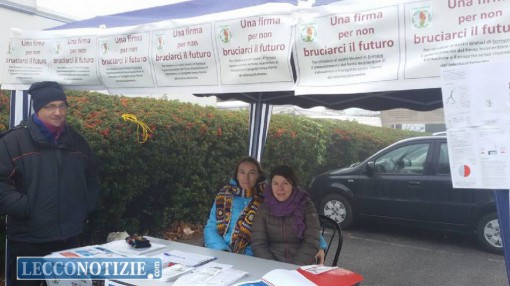 Il banchetto per la raccolta firme al mercato di Valmadrera