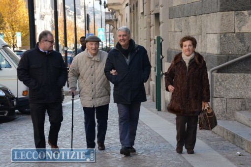 Renato Corbetta accompagnato dal sindaco Brivio, dall'assessore Valsecchi e dalla moglie Adelia