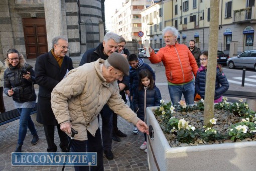 Renato Corbetta scopre la targhetta in onore dei suoi 95 anni