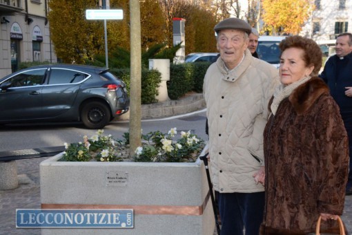 Corbetta e la moglie di fronte alla magnolia a lui dedicata