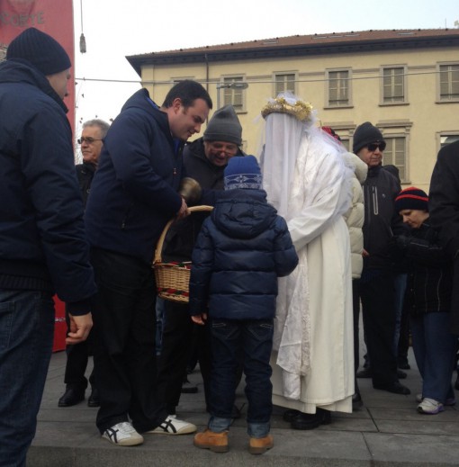 Santa Lucia distribuisce caramelle ai bambini