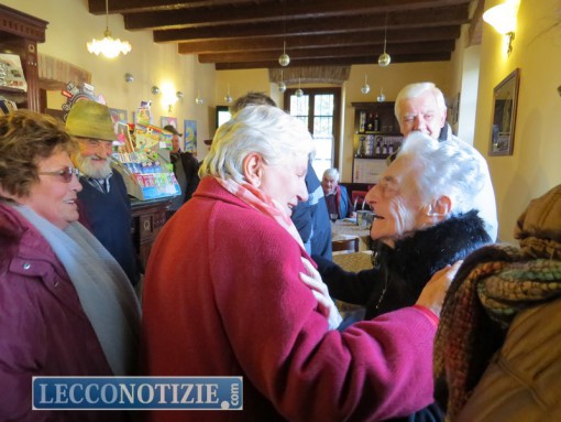 la signora Vittoria Mangili accolta dai concittadini e amici all'entrata del bar Gilli