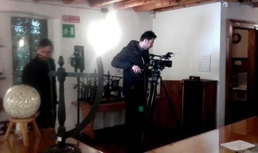 Una fase delle riprese televisive all'interno del museo setificio di Abbadia Lariana.