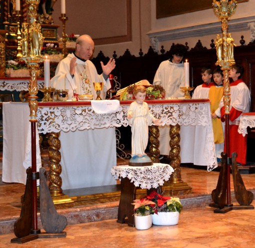 Il parroco don Vittorio Bianchi durante la celebrazione di domenica 10 gennaio ad Abbadia Lariana.