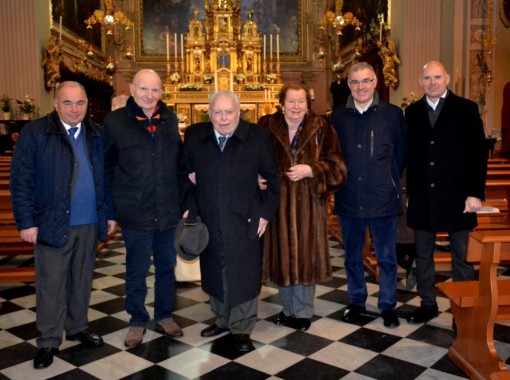 I coniugi Maria e "Berto" Bugana il giorno dell'Epifania con i quattro figli nella chiesa di San Lorenzo a Mandello.