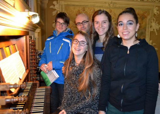 Daniele Panizza, Caterina Panzeri, Paola Lafranconi e Silvia Camilletti con il loro docente Alessandro Milesi all'organo della chiesa di Sant'Antonio a Crebbio.