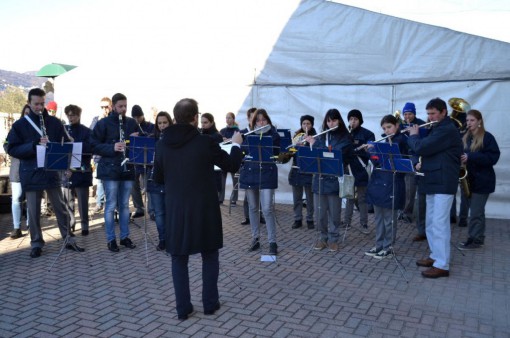 L'esibizione del Corpo musicale mandellese all'esterno della scuola dell'infanzia di Crebbio.