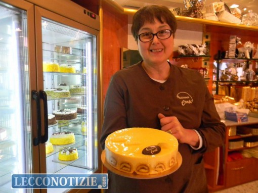 Lodovina Corti con la torta al limone, prodotto molto richiesto dai clienti della pasticceria