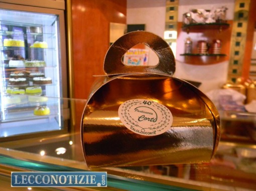 L'omaggio della pasticceria Corti ai clienti in occasione dei 40 anni di attività