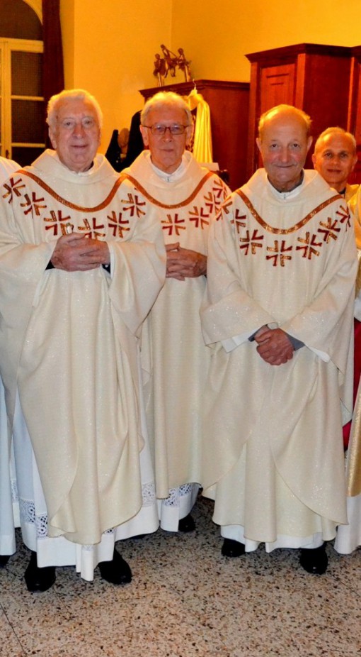 Da sinistra don Costante Tencalli, don Ambrogio Balatti e don Vittorio Bianchi a Mandello nel 2014.