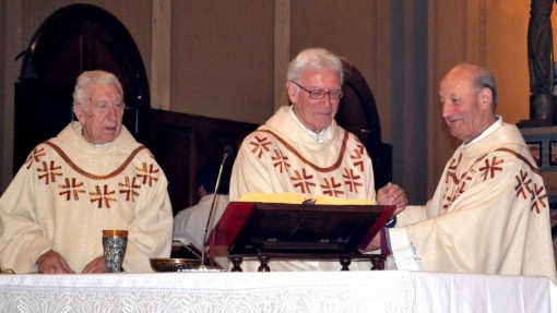 Don Costante Tencalli, primo a sinistra, nel maggio 2014 al "Sacro Cuore" di Mandello in occasione dei 50 anni di sacerdozio di don Ambrogio Balatti e don Vittorio Bianchi.