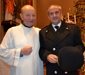 Il luogotenente Minniti oggi ad Abbadia Lariana con il parroco, don Vittorio Bianchi.