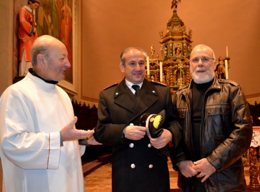 Da sinistra il parroco di Abbadia Lariana, don Vittorio, il luogotenente Francesco Minniti e Giancarlo Alippi, presidente del Soccorso degli alpini di Mandello.