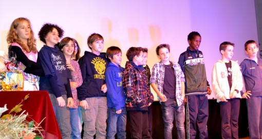 Un gruppo di giovanissimi atleti premiati a Mandello in occasione della Festa dello sport del novembre 2014.