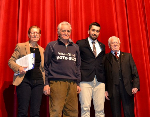L'assessore Alippi e il sindaco Fasoli con i campioni di canottaggio Giuseppe Moioli e Ivo Stefanoni.