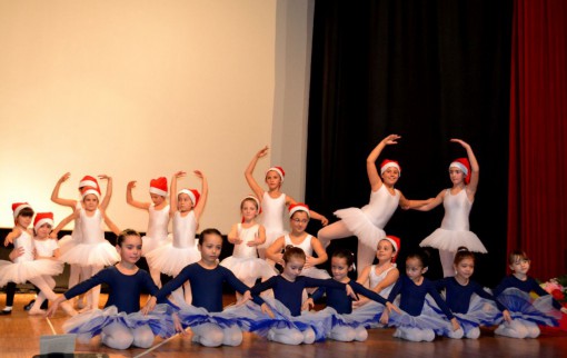 L'esibizione delle giovanissime allieve della scuola di danza classica della Polisportiva Mandello.